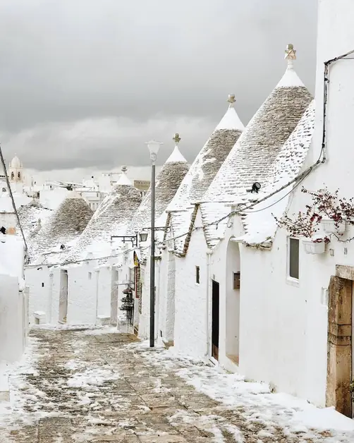 Alberobello: estate e inverno