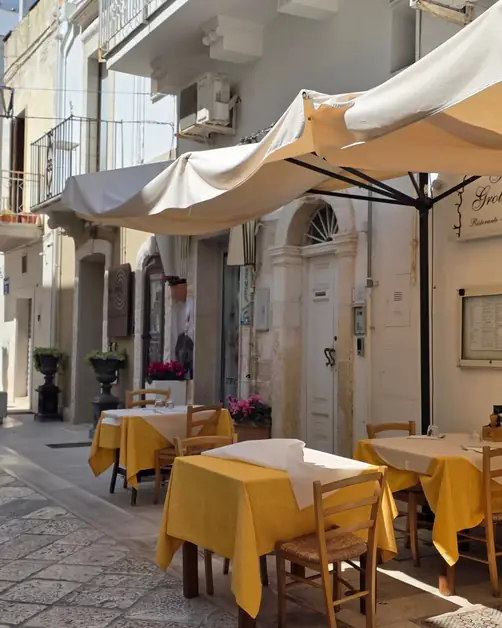 Déjeuner en plein air à Polignano