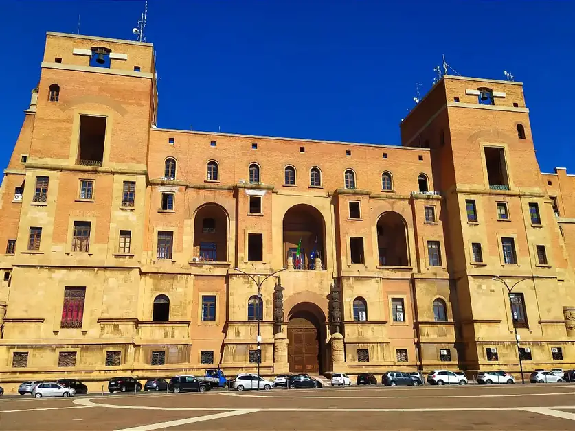 Erkunde den Regierungspalast von Taranto