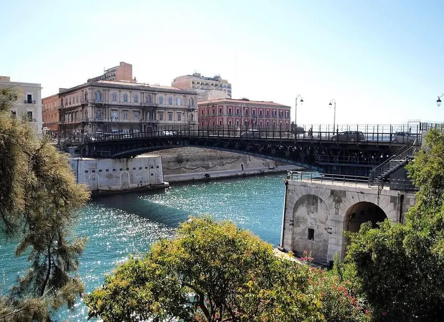 Puente Giratorio de Taranto entre historia y belleza