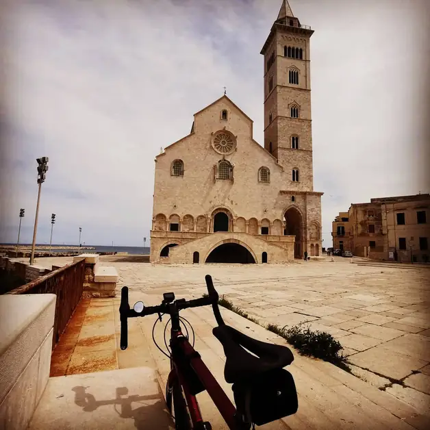 Pedalare a Trani tra Mare e Storia