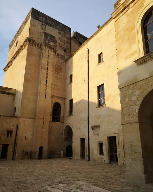Explora el Castillo Carlos V de Lecce con esta guía