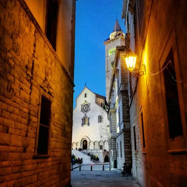 Esplora il fascino del centro storico di Trani