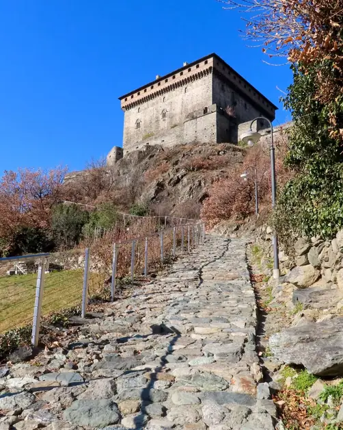 Esplora il Castello di Verrès e la sua storia affascinante