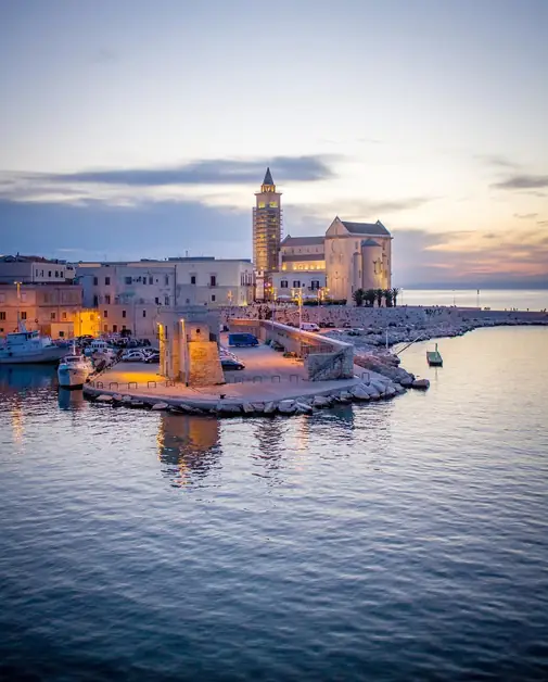 Passeggiate romantiche a Trani tra mare e storia
