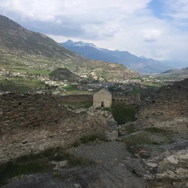 Trekking tra storia e natura a Villeneuve