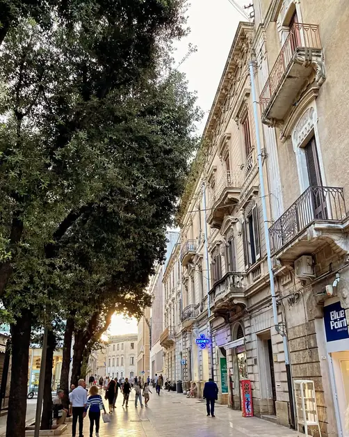 Via Trinchese, el corazón palpitante de las compras en Lecce