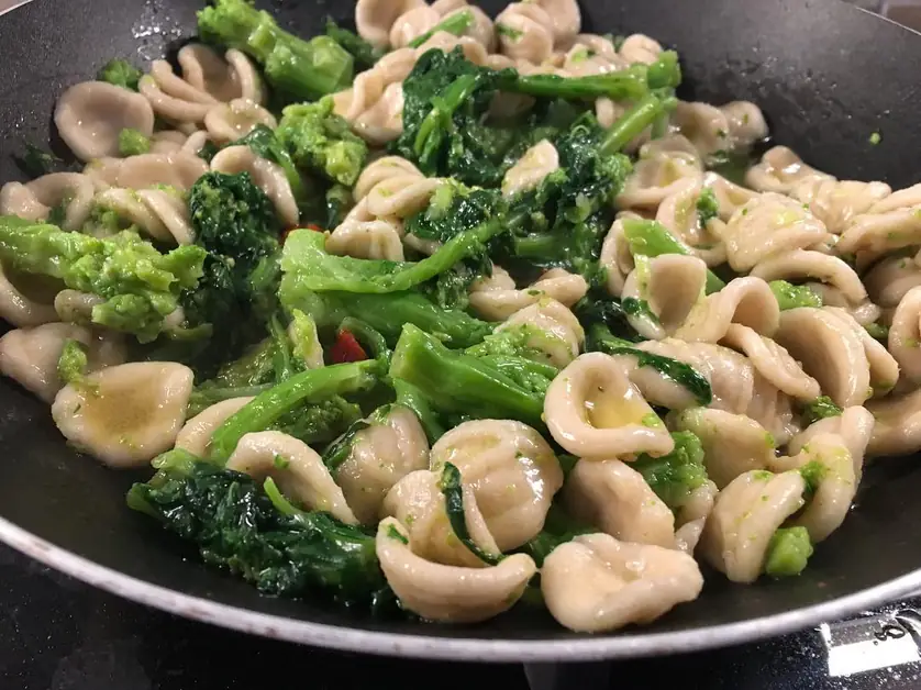 Orecchiette con cime di rapa il piatto simbolo della Puglia