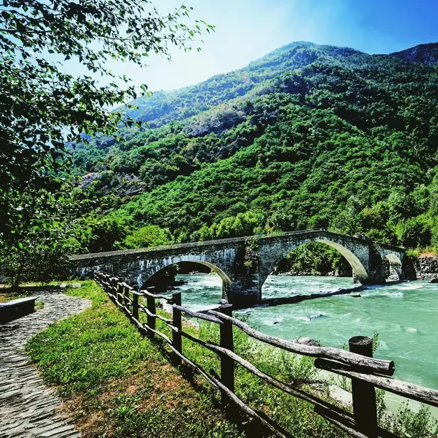 Die Echallod-Brücke zwischen Geschichte und natürlicher Schönheit