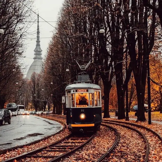 在历史电车上体验秋季的都灵