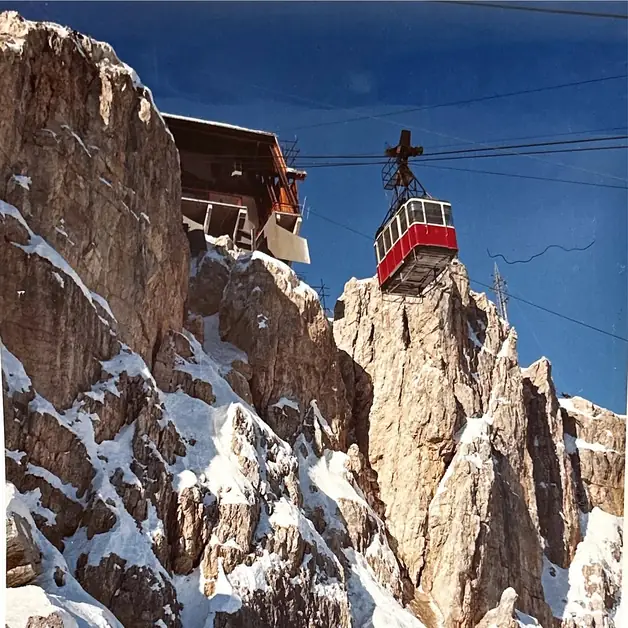 ベルヴェデーレのロープウェイとコルティナの冬の観光