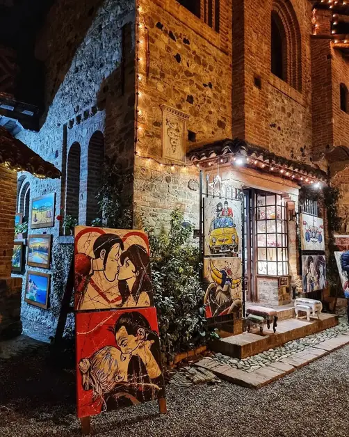 Le charme unique du village de Grazzano Visconti