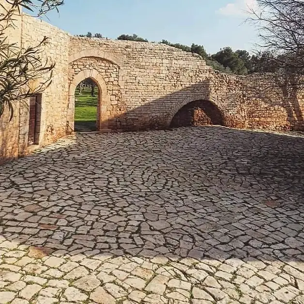 Balsignano Farmhouse: history and nature