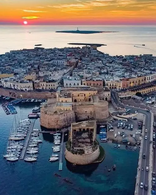 Best Parking Options for Visiting Gallipoli Historic Center