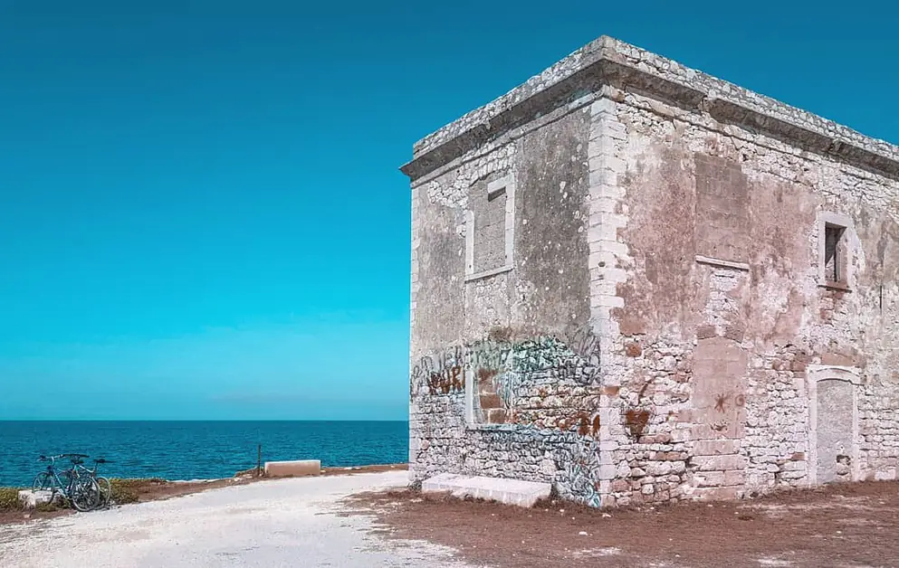 Discover Torre Gavetone and the enchanting free beach