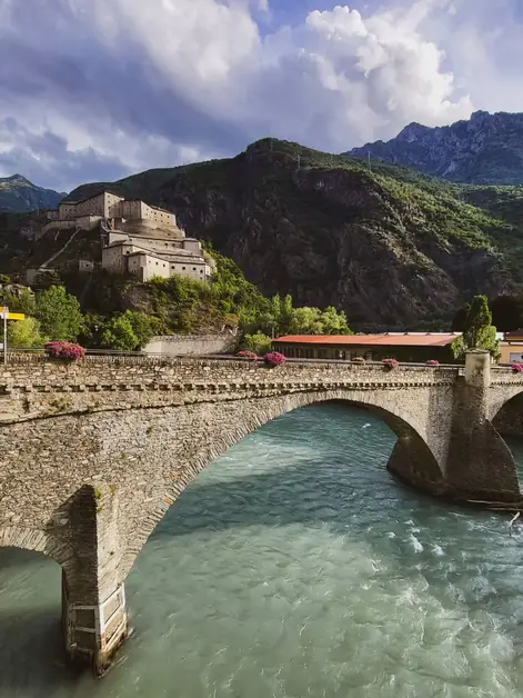 Explore the Ponte di Bard and its fascinating history