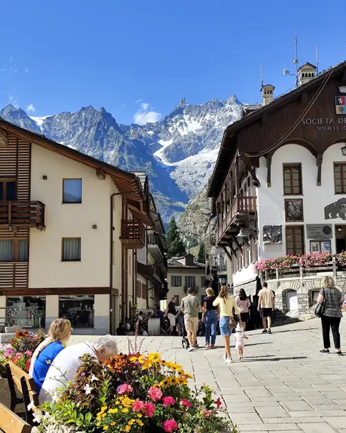 Unforgettable stroll in the center of Courmayeur