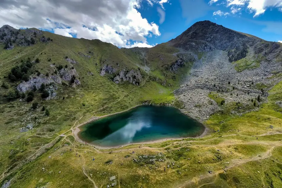 Hiking from Lake Chamolé to Pila with stunning views
