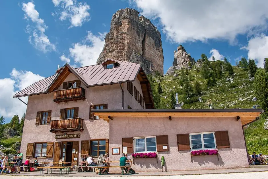Rifugio 5 Torri di Cortina between history and nature