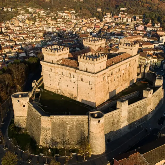 Discover the Piccolomini Castle: the most visible point of Marsica