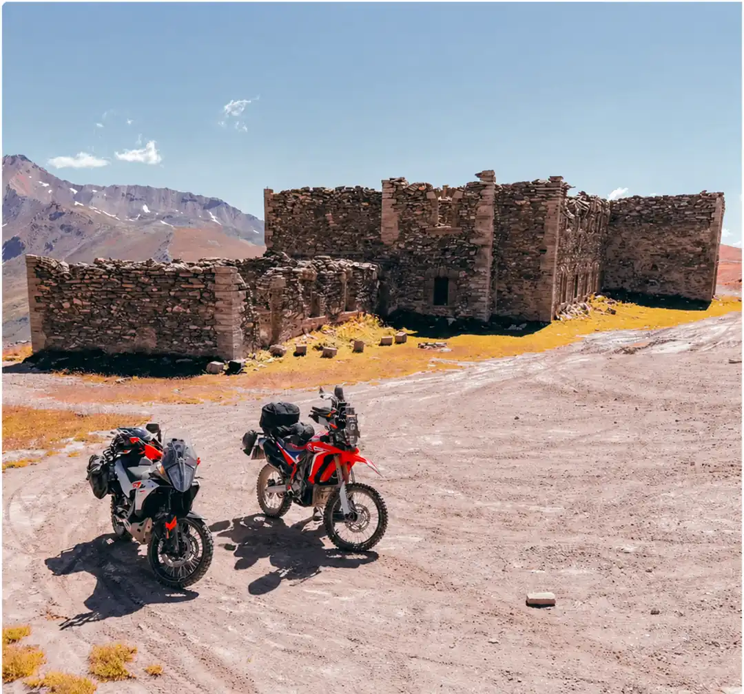 Moto davanti ai resti della fortezza militare sul Monte Jafferau a Bardonecchia