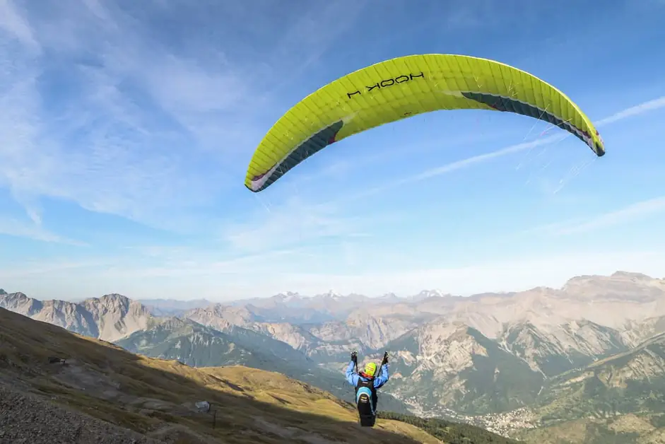 Parapendio in volo sulle montagne dell'Alta Val di Susa, nella zona del Monte Jafferau