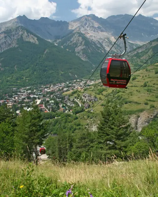 Cabina della funivia dello Jafferau sopra Bardonecchia, con vista panoramica sulla valle e sulle montagne